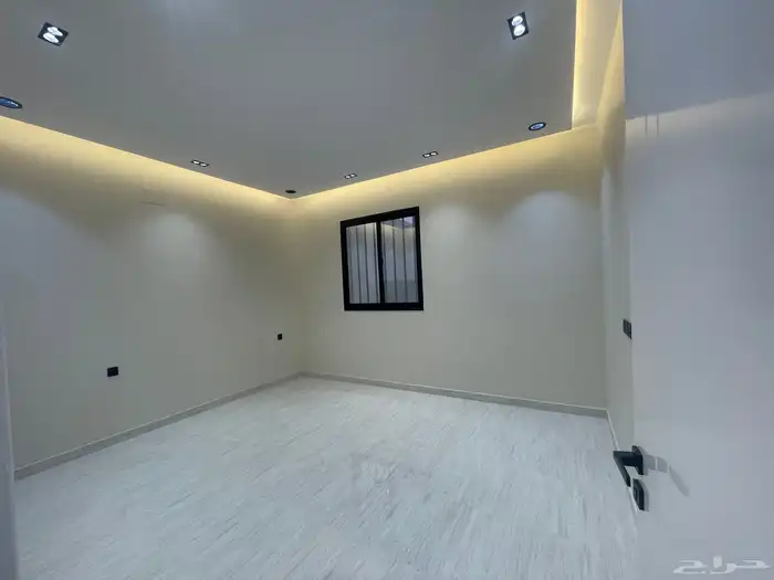 للبيع شقه روف دور ثاني وملحق كبير بالقرب من نادي ضمك 16