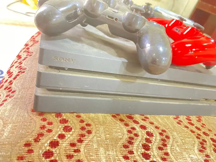 سوني 4 برو و شاشه 1