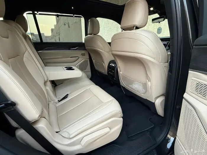 جيب شروكي لمتد 2023 38