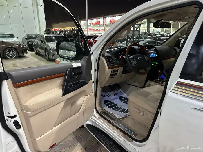 تويوتا لاند كروزر GXR موديل 2014 فل كامل نظيف بريمي 15