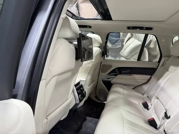 شاشات مراتب خلفية رنج روفر 2024 إلى 2025 نفس شكل الوكا 15