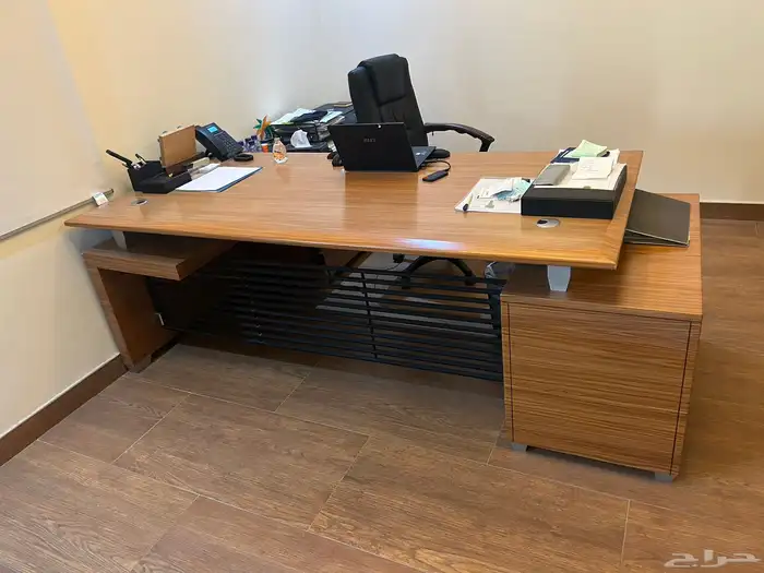 للبيع  3 مكاتب مع أرفف جانبية   شبه جديدة 0