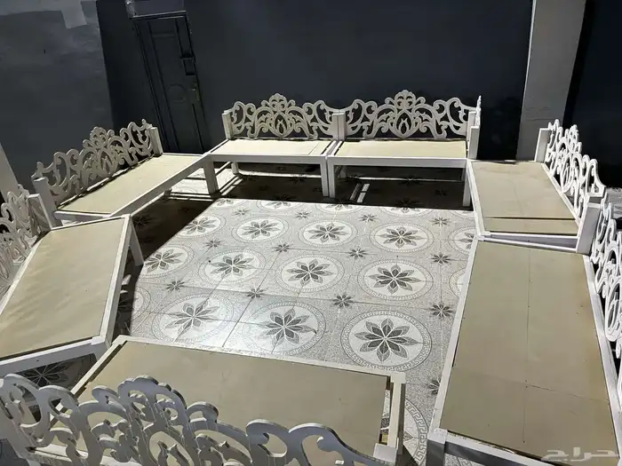 كراسي خشبيه بحاله جيده جدا 2