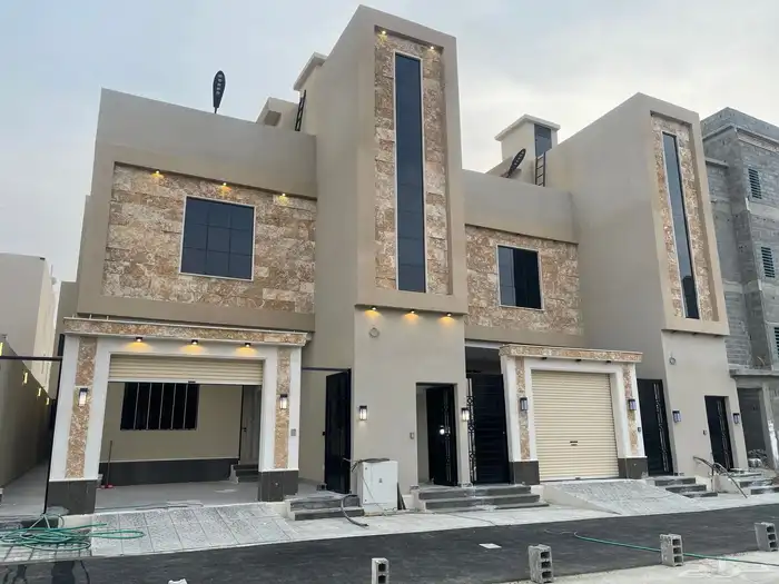 للبيع شقه روف دور ثاني وملحق كبير بالقرب من نادي ضمك 0