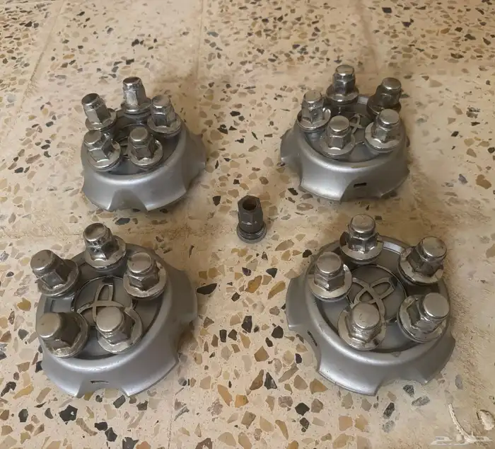 طوس جنوط لاند كروز 1998 الى 2002 مع الصواميل براقيهم 1