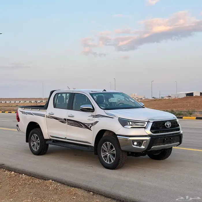 تويوتا هايلوكس غمارتين بنزين 4x4 فل كامل S-GLX 2025 2