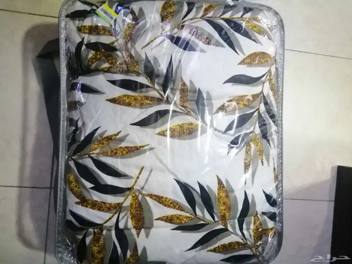 خزانة تلفزيون خشب تفصيلل.. ولحاف.. جديد.. للبيع 1