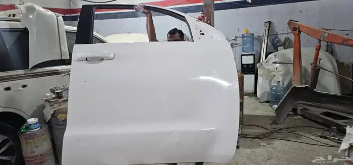 باب سكويا نظيف لون ابيض شد بلد الباب الايمن 4