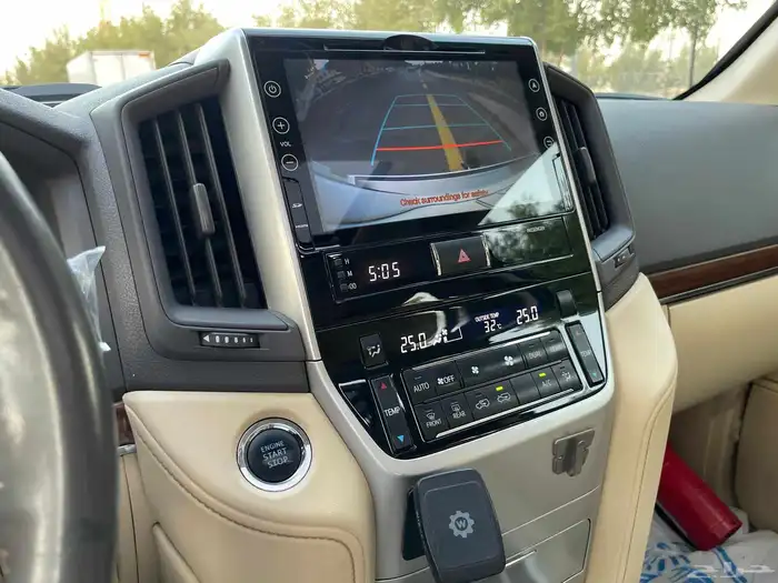 تويوتا لاندكروزر 2017 GXR فل سعودي 12