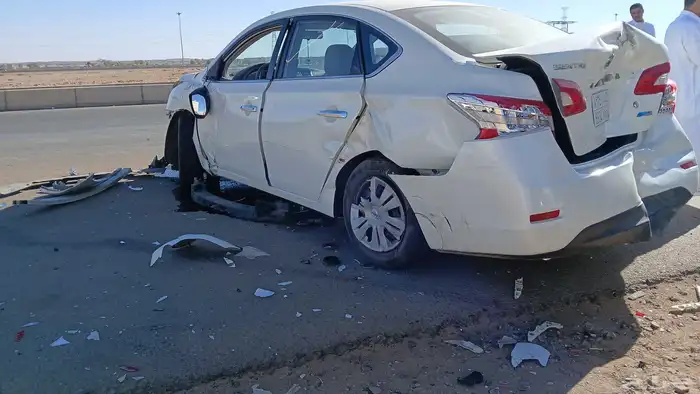 نيسان سنترا موديل 2016 ماشي 130الف مصدوم 3