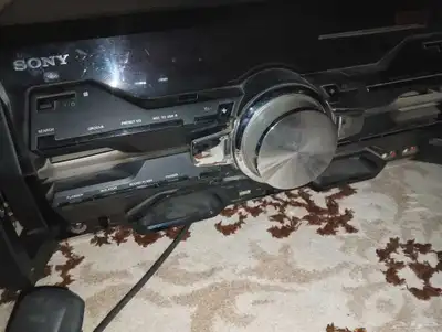 الجهاز هو نظام صوتي منزلي من شركة سوني  طراز LBT-SH2000 أو. index