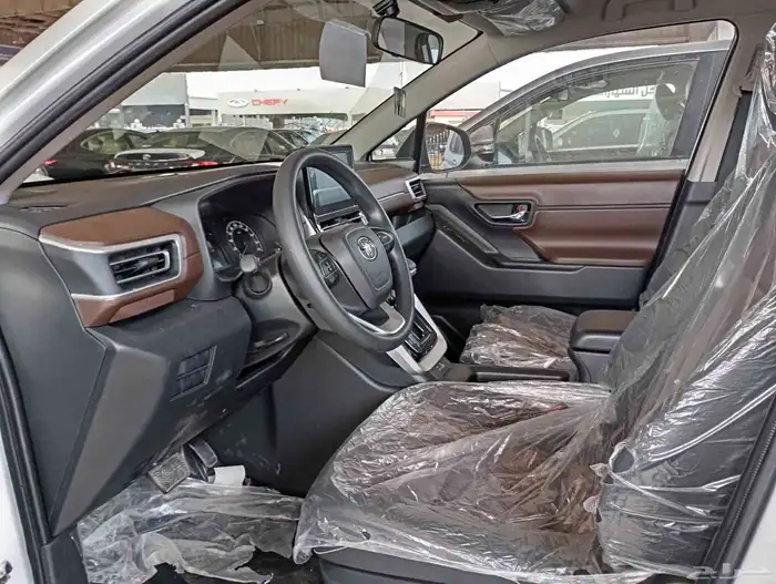 تويوتا انوفا بنزين لون ابيض او فضي موديل 2026 4