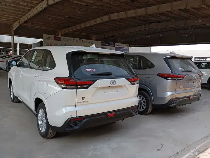 تويوتا انوفا بنزين لون ابيض او فضي موديل 2026 7