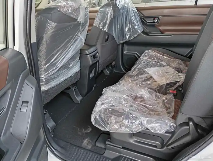 تويوتا انوفا بنزين لون ابيض او فضي موديل 2026 8