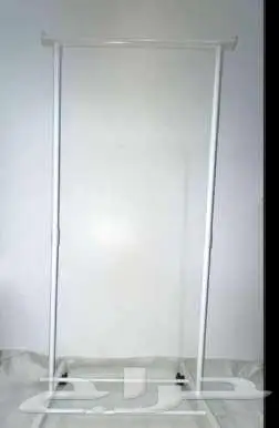 علاقة ملابس خفيفة تحتوي على اربع عجلات للبيع 1