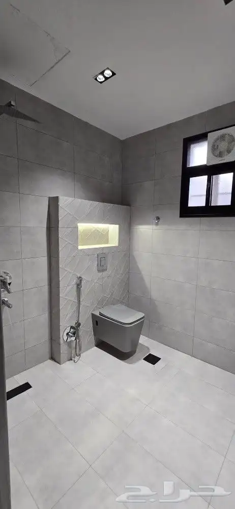 للبيع متبقي دور علوي 7غرف VIPمقابل كبري المطار شارعين 550ألف 20