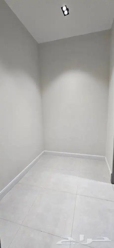 للبيع متبقي دور علوي 7غرف VIPمقابل كبري المطار شارعين 550ألف 16