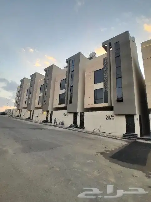 للبيع شقه دور ثاني مع ملحق وسطح خاص بالشقه حي الحسام 590الف 1