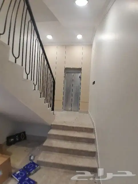 للبيع شقه دور ثاني مع ملحق وسطح خاص بالشقه حي الحسام 590الف 2