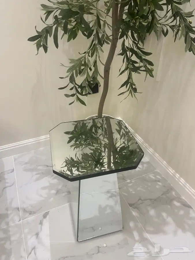 عدد اربع طاولات خدمة مرايات شبة جديدة للبيع 0