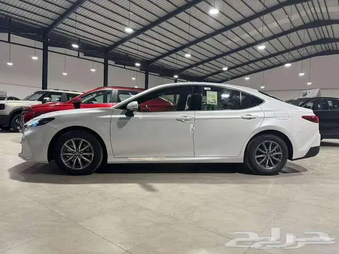 تويوتا كامري E بنزين ستاندر موديل 2025 1