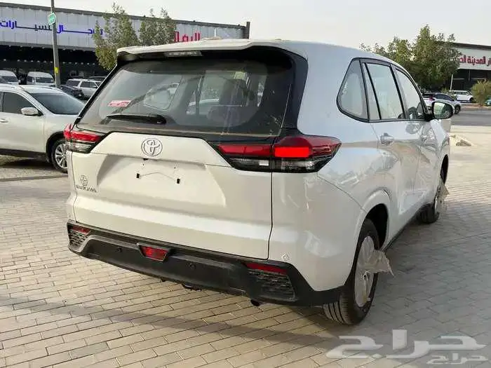 تويوتا انوفا GL 2.0 بنزين 2026 7