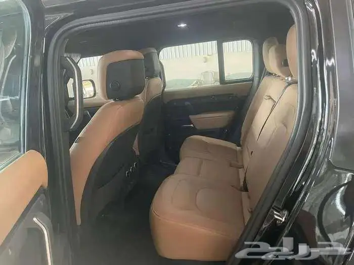 لاندروفر - ديفندر HSE V6 موديل 2025 8