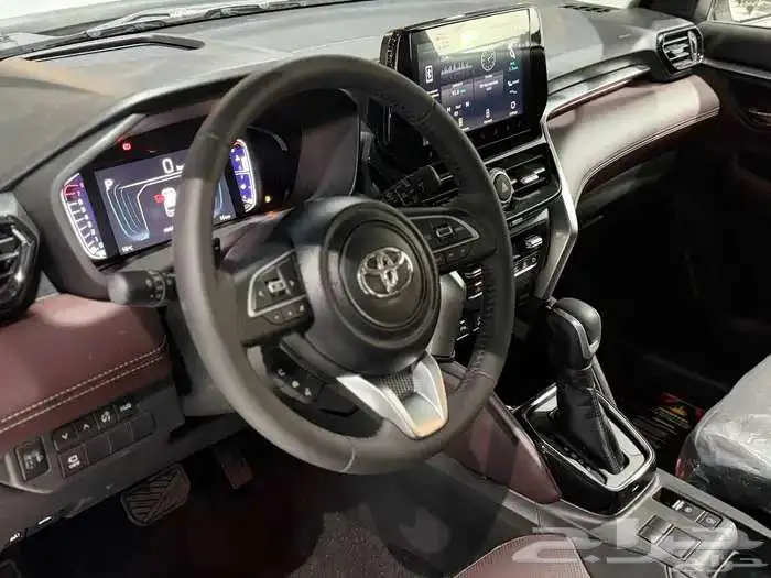 تويوتا اوربان فل سقف اسود بنزين 2026 نظام 50-50 25