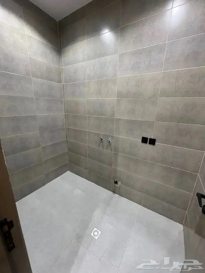 روف علوي بملحق تشطيب ممتاز خميس مشيط حي الجوهره شمال الراقي 19