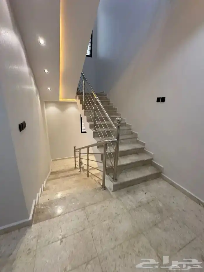 روف علوي بملحق تشطيب ممتاز خميس مشيط حي الجوهره شمال الراقي 2