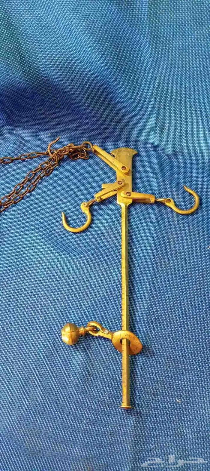 ميزان نحاس تراثي مخزن مع أوزان تراثيه صناعة أوروبية شغال 16