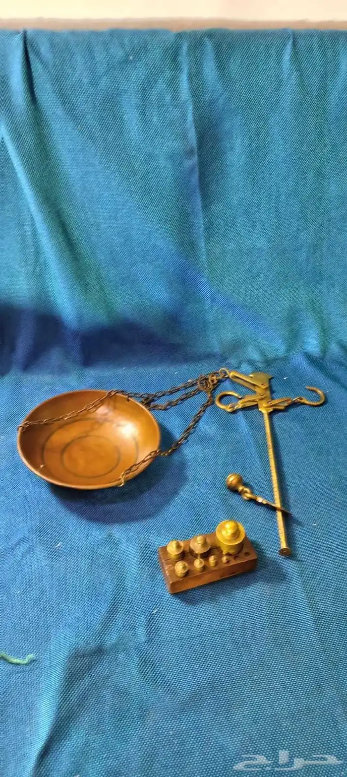 ميزان نحاس تراثي مخزن مع أوزان تراثيه صناعة أوروبية شغال 19