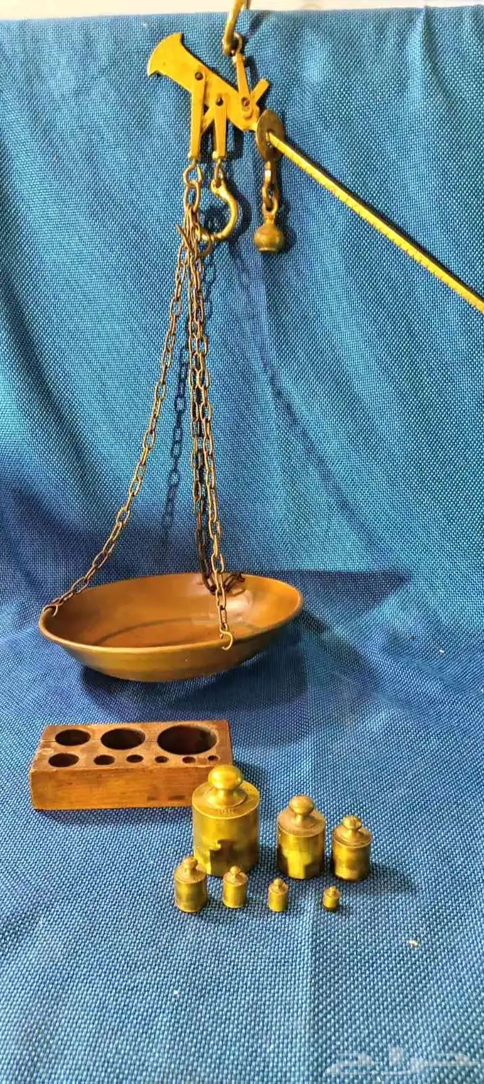 ميزان نحاس تراثي مخزن مع أوزان تراثيه صناعة أوروبية شغال 8