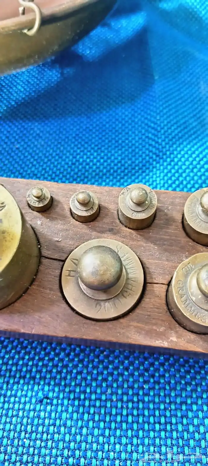 ميزان نحاس تراثي مخزن مع أوزان تراثيه صناعة أوروبية شغال 3