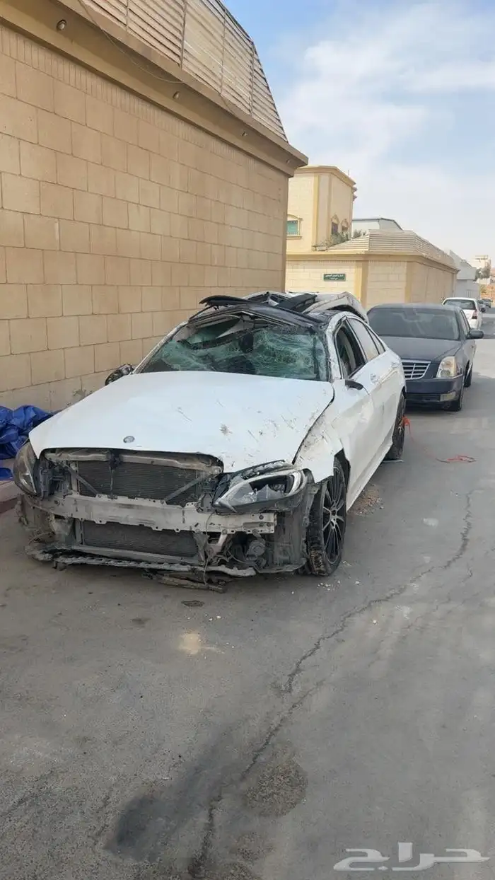 مرسيدس C200 2015 (مصدوم) مزاد 24ساعه اللي يوقف عليه نصيبه 1