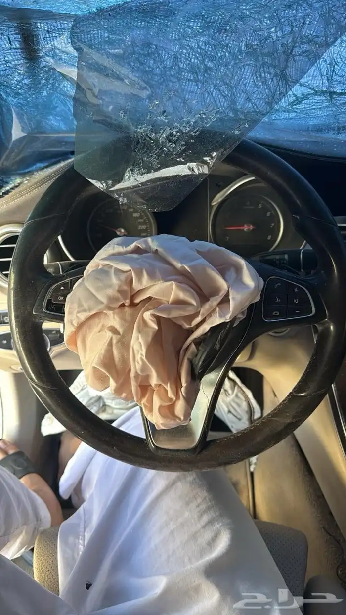 مرسيدس C200 2015 (مصدوم) مزاد 24ساعه اللي يوقف عليه نصيبه 10