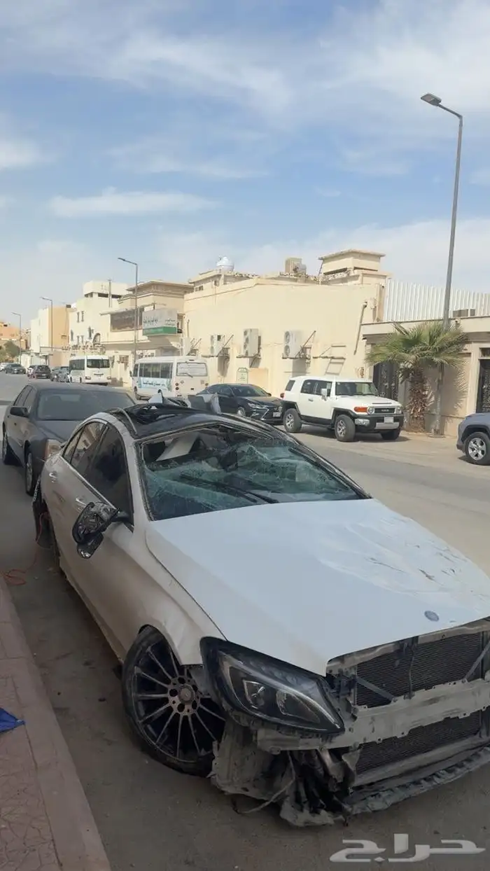 مرسيدس C200 2015 (مصدوم) مزاد 24ساعه اللي يوقف عليه نصيبه 0