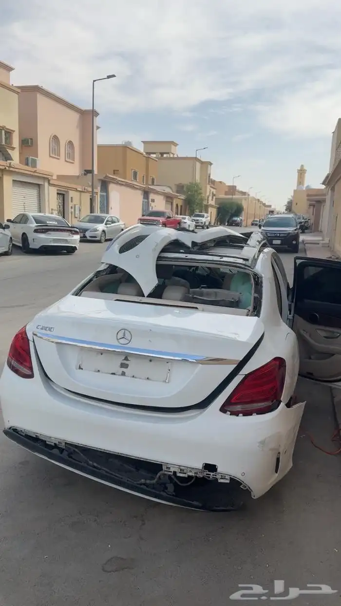 مرسيدس C200 2015 (مصدوم) مزاد 24ساعه اللي يوقف عليه نصيبه 2
