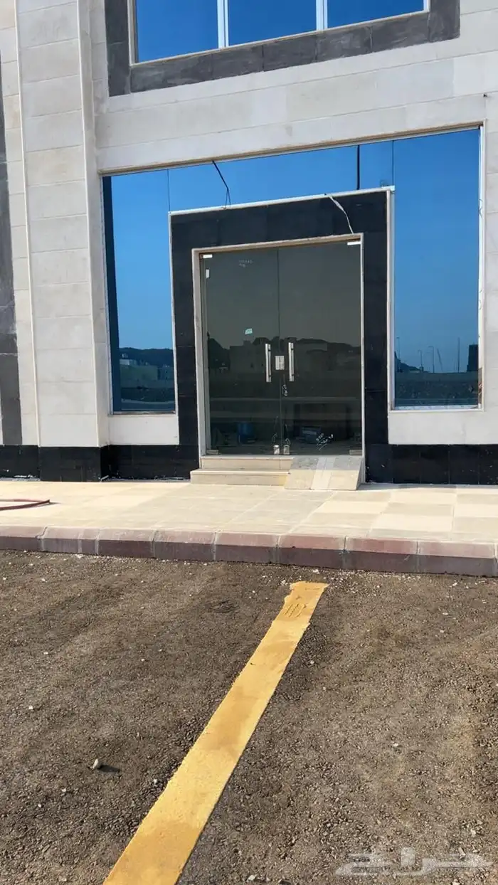 معرضين تجارية و فتحة صرافة للإيجار 1