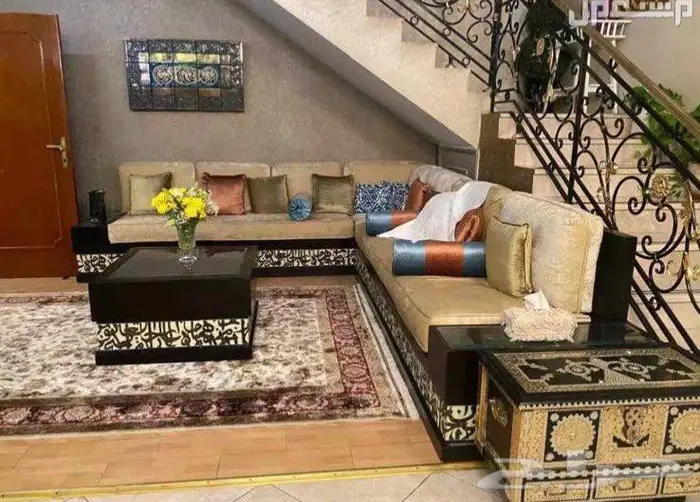 كنب مغربي بقاعدة مطعمة بالخزف ولوحة خزف وطاولة بالخزف 1