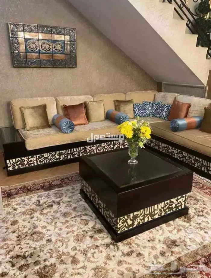 كنب مغربي بقاعدة مطعمة بالخزف ولوحة خزف وطاولة بالخزف 2