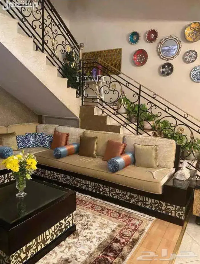 كنب مغربي بقاعدة مطعمة بالخزف ولوحة خزف وطاولة بالخزف 0