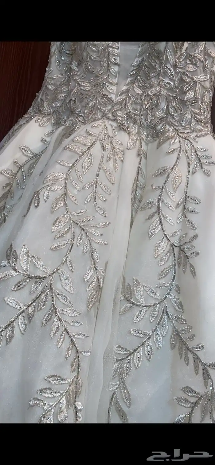 فستان زفاف ناعم مع طرحه انيق 1
