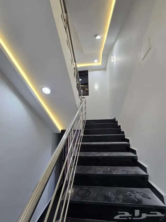 للبيع روف علوى مع ملحق مدخل مستقل 8غرف تشطيبVIPطريق الثمانين 4