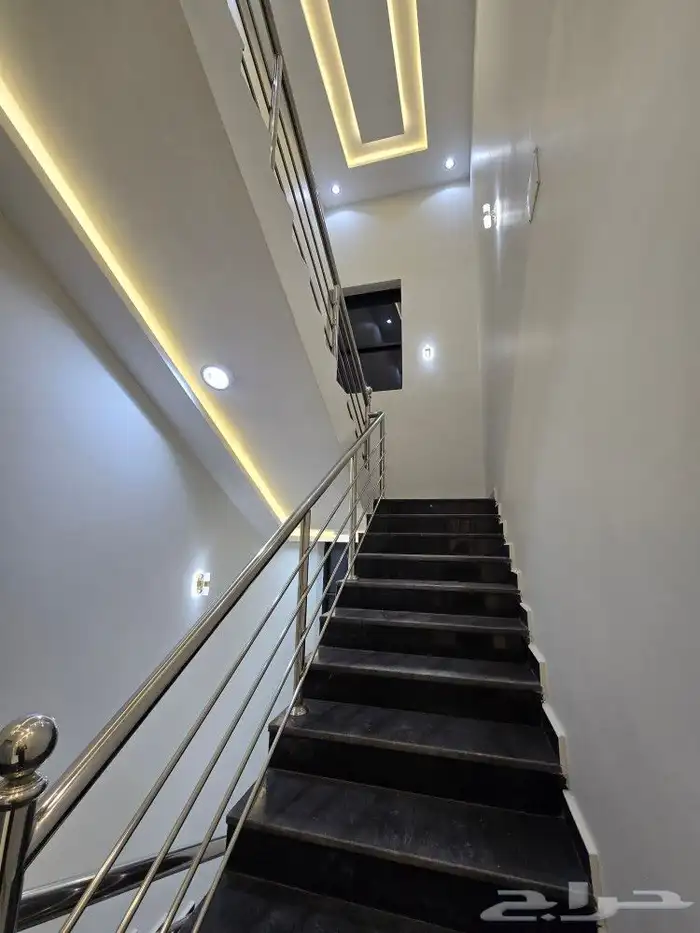 للبيع روف علوى مع ملحق مدخل مستقل 8غرف تشطيبVIPطريق الثمانين 22