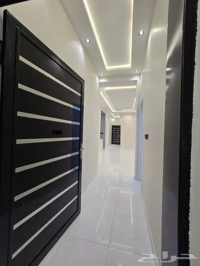 للبيع روف علوى مع ملحق مدخل مستقل 8غرف تشطيبVIPطريق الثمانين 23