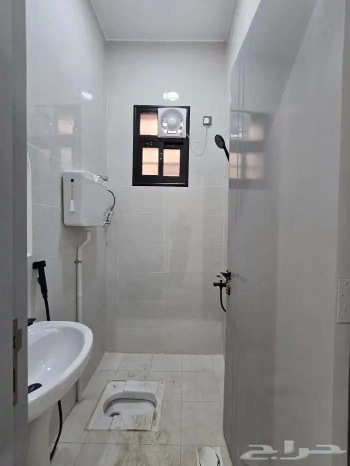 للبيع روف علوى مع ملحق بمدخل سياره 9غرف650 ألف طريق الثمانين 32