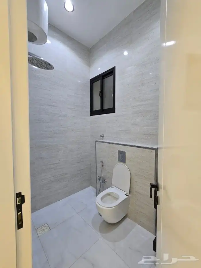 للبيع روف علوى مع ملحق مدخل مستقل 8غرف تشطيبVIPطريق الثمانين 20