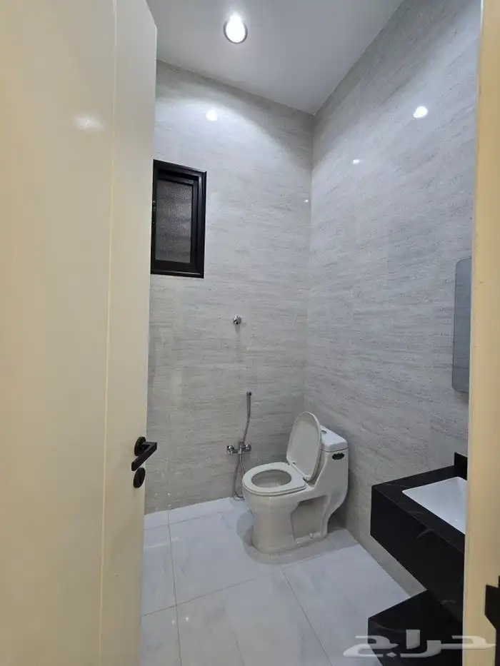 للبيع روف علوى مع ملحق مدخل مستقل 8غرف تشطيبVIPطريق الثمانين 29