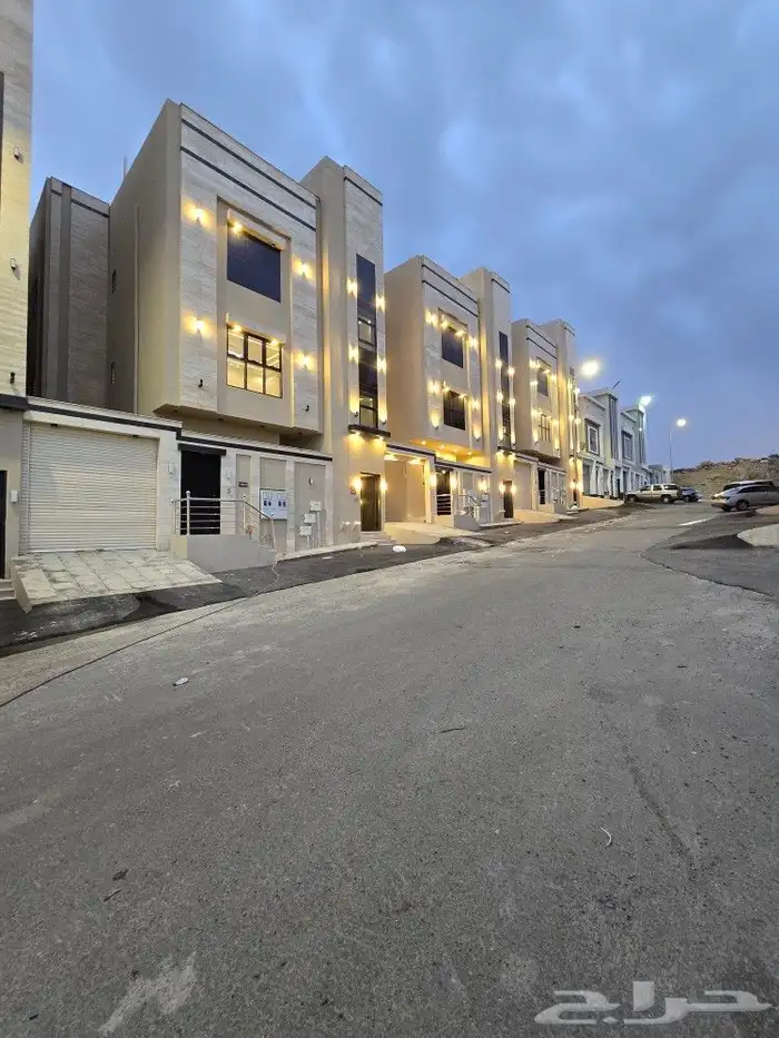 للبيع متبقي دور علوي 6غرف VIP بسطح مستقل من 520 ألف بالضيافه 0